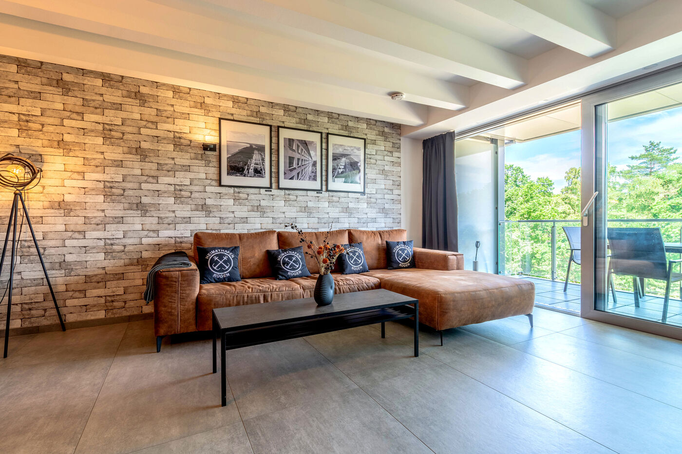 Stilvolles Wohnzimmer einer von fewo pilot optimierten Ferienwohnung auf Rügen